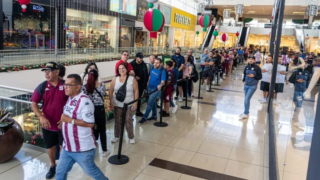 La gente hace largas filas por la camiseta de Saprissa.