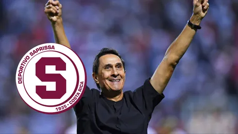 Alexandre Guimaraes alza los brazos con una sonrisa.