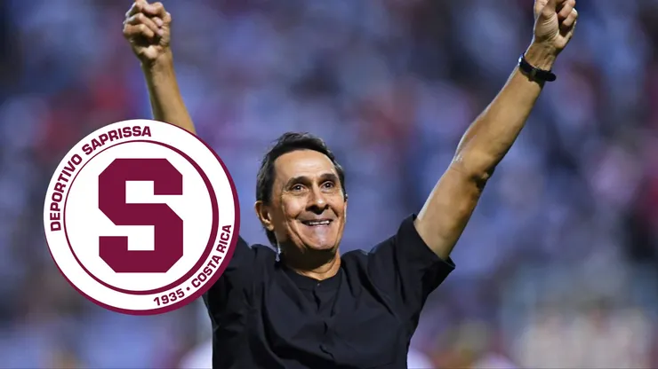 Alexandre Guimaraes alza los brazos con una sonrisa.