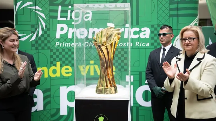 Vicky Ross presenta el premio que obtendrá el campeón del Apertura.