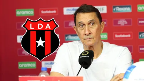 Alexandre Guimaraes se molestó en conferencia de prensa.