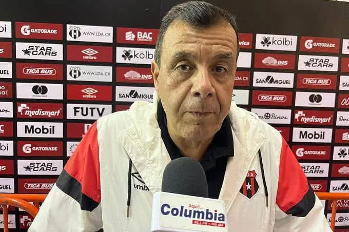 Vásquez se quejó del campo de juego florense (Radio Columbia).