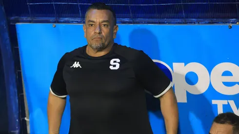 José Giacone conmocionado por la lesión de una figura de Saprissa