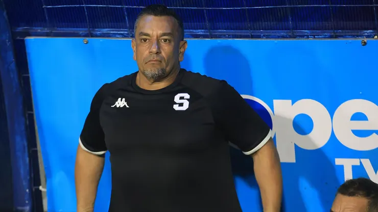 José Giacone conmocionado por la lesión de una figura de Saprissa