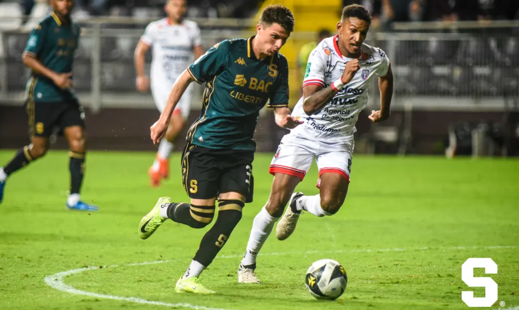 Gino Vivi jugó 90 minutos por segunda vez en este campeonato en la semifinal de vulelta contra San Carlos. (Foto: Saprissa)