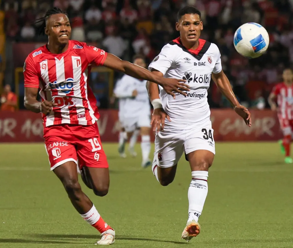Evert Martínez y Creichel Pérez, dos de las jóvenes promesas de Real Estelí y Alajuelense, respectivamente, se disputan lo bola en el Estadio Independencia. (Foto: LDA)