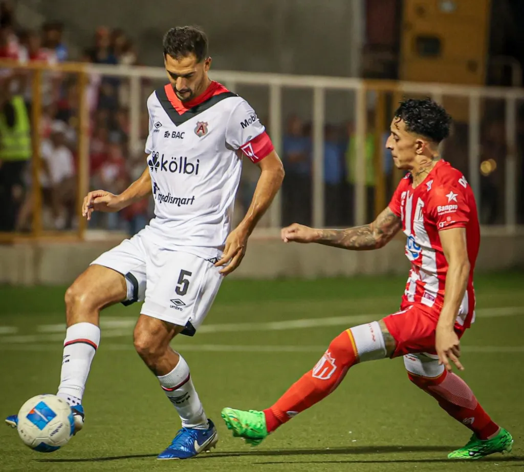 Byron Bonilla marca a Celso Borges en un duelo de figuras que permitió la final de ida. (Foto: La Nación)