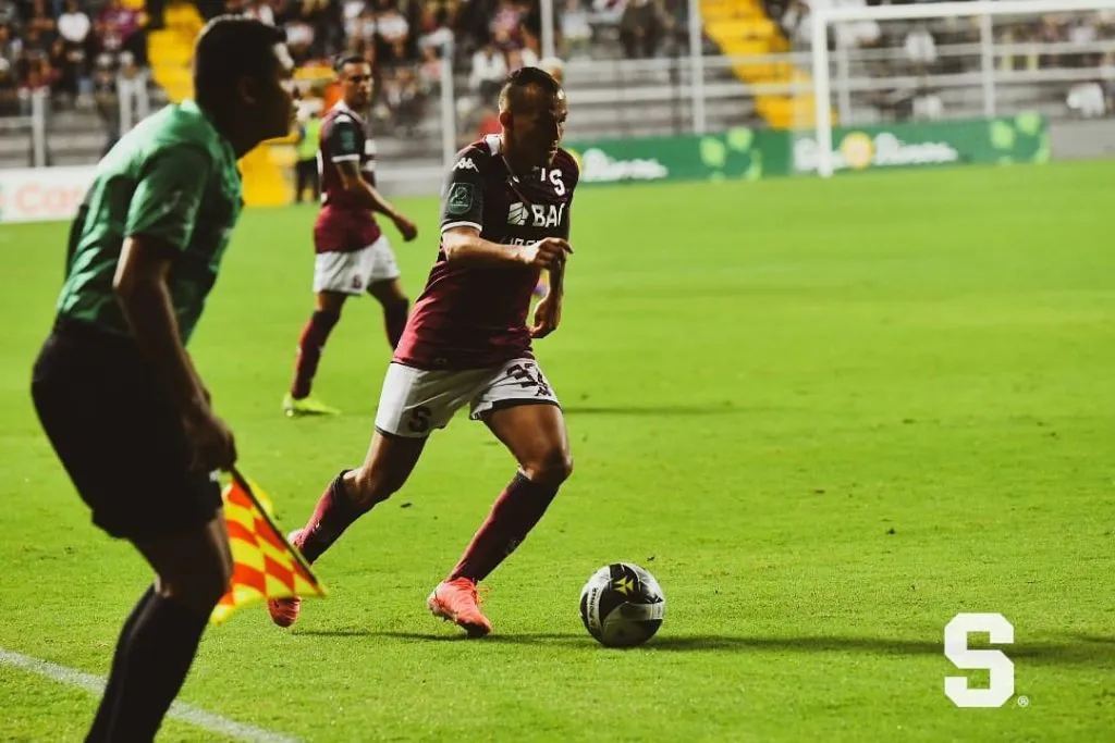 Kliver Gómez no sigue en Saprissa (Saprissa).