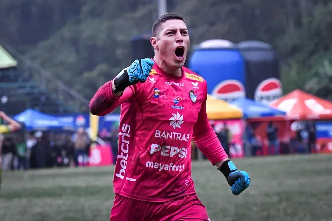 Minor Álvarez festejando el pase de Cobán Imperial a la final.