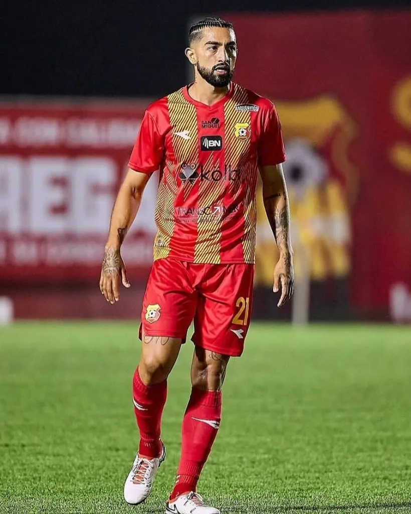 Rubio con la camisa de Herediano.