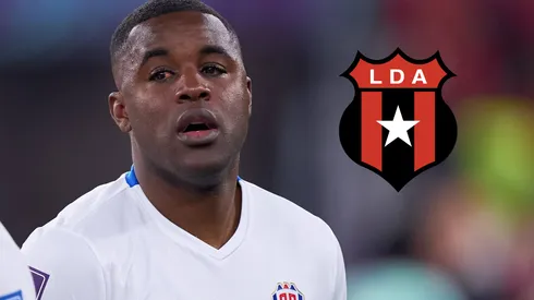 Joel Campbell se aleja de Alajuelense.