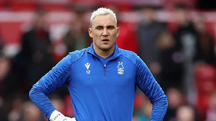 Keylor Navas con la camisa del Nottingham Forest.