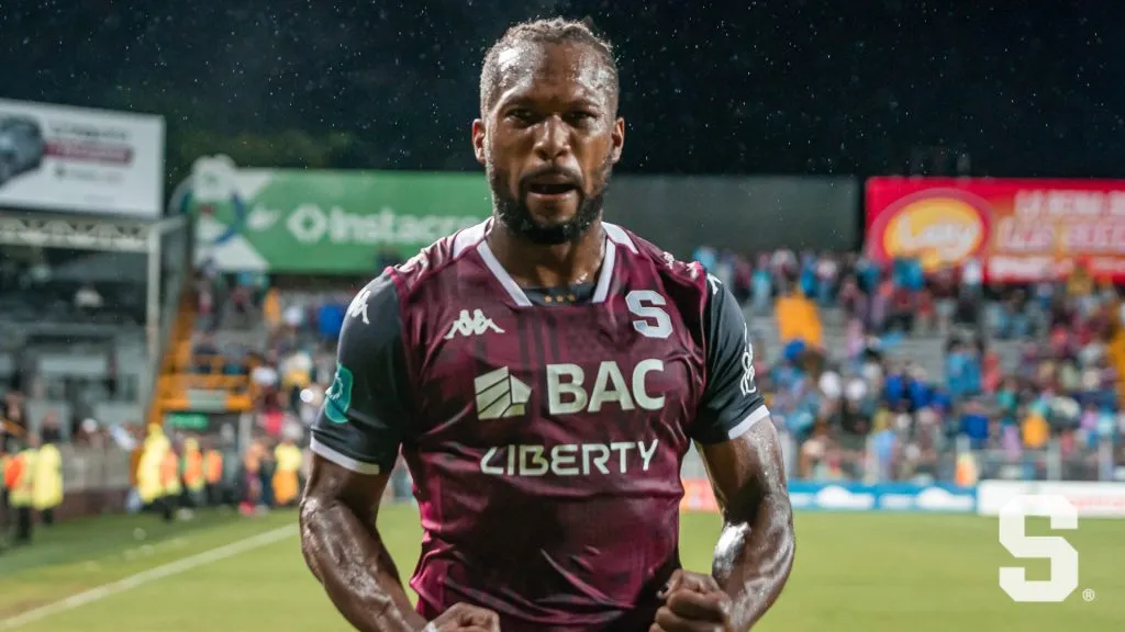 Kendall Waston dejó atrás su suspensión (Saprissa).