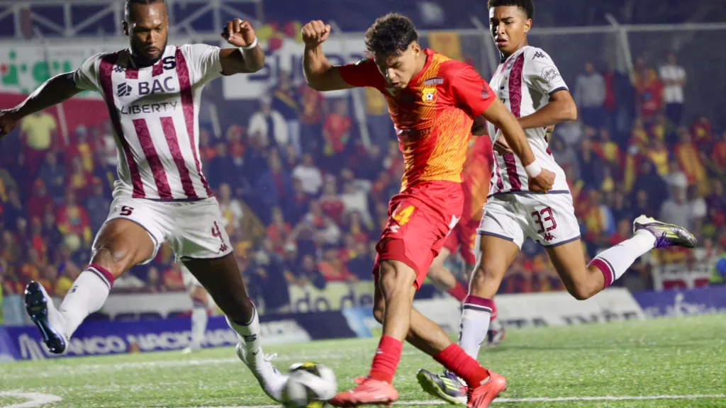 Andy Rojas brilló por su desequilibrio, personalidad, inteligencia y secrificio en la marca ante Saprissa. (Foto: Albert Marín)