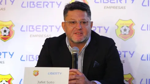 Jafet Soto en problemas: figura del plantel se va inesperadamente al fútbol extranjero.