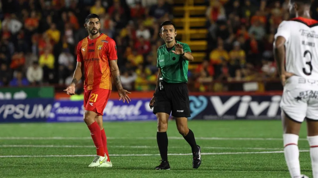 Adrián Chinchilla tuvo problemas con Jafet Soto cuando dirigió Herediano y Alajuelense.