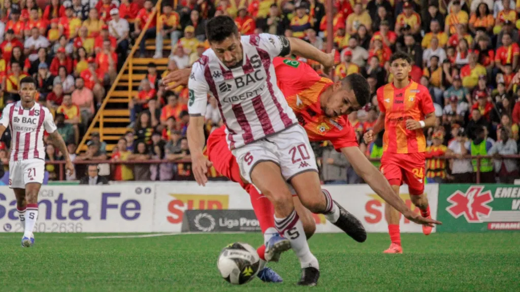 Getsel Montes le aplica una áspera marca a Mariano Torres en el Estadio Carlos Alvarado. (Foto: TD Más)