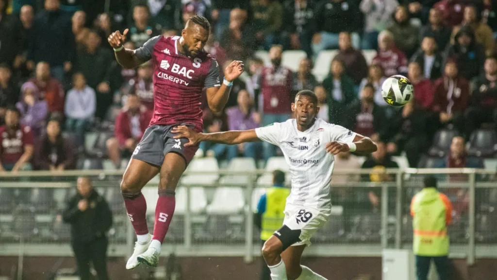 Kendall Waston fue una pesadilla para Keyner Brown y la defensa de Herediano. (Foto: Saprissa)
