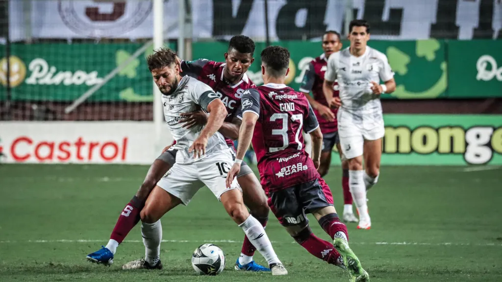 Herediano sobrevivió a la Cueva, que fue una auténtica caldera. (Foto: Brendy Núñez Hidalgo)