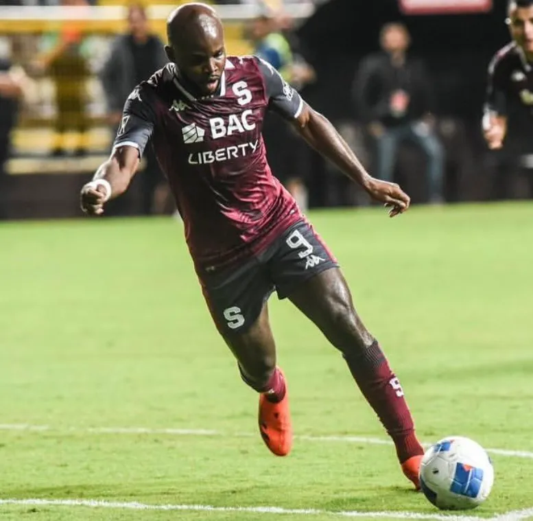 Javon East se irá de Saprissa.
