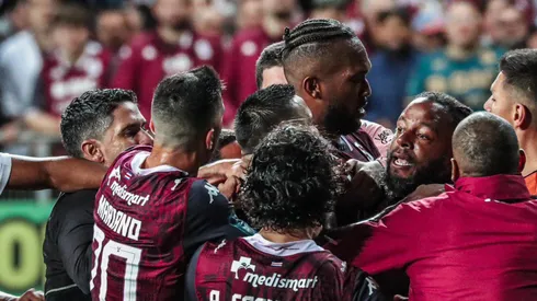 Kendall Waston se lleva un tremendo castigo por la trifulca