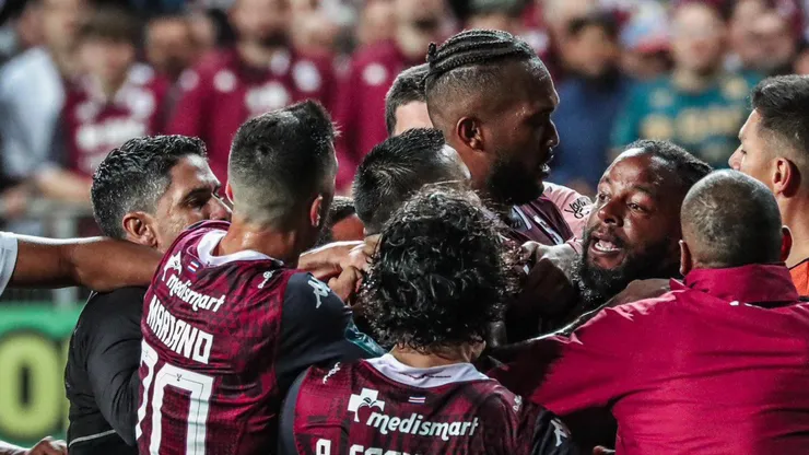Kendall Waston se lleva un tremendo castigo por la trifulca