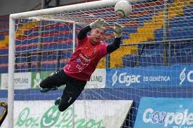 Saprissa se acerca a Danny Carvajal.