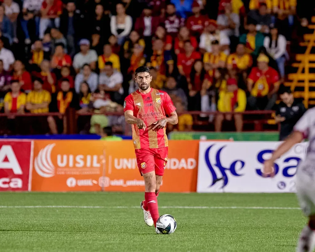 Everardo Rubio con la camisa de Herediano. (Foto: Prensa CS Herediano)
