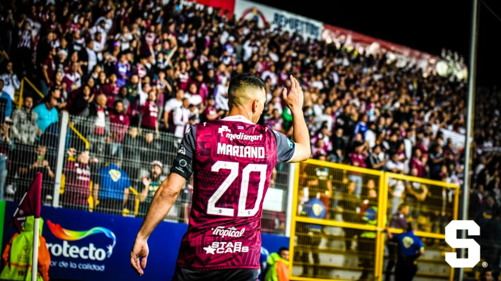 Mariano Torres es ídolo y capitán de Saprissa.