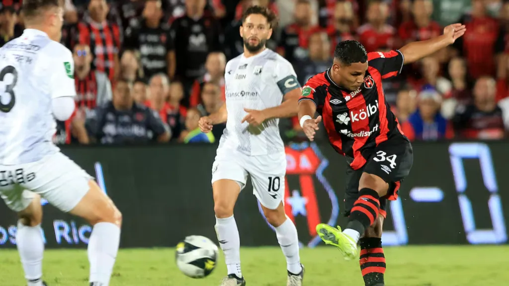 En total, ambos equipos jugaron 375 partidos: Alajuelense ganó 150, Herediano se impuso en 122 y hubo 102 empates (Foto: Rafael Pacheco Granados / La Teja)