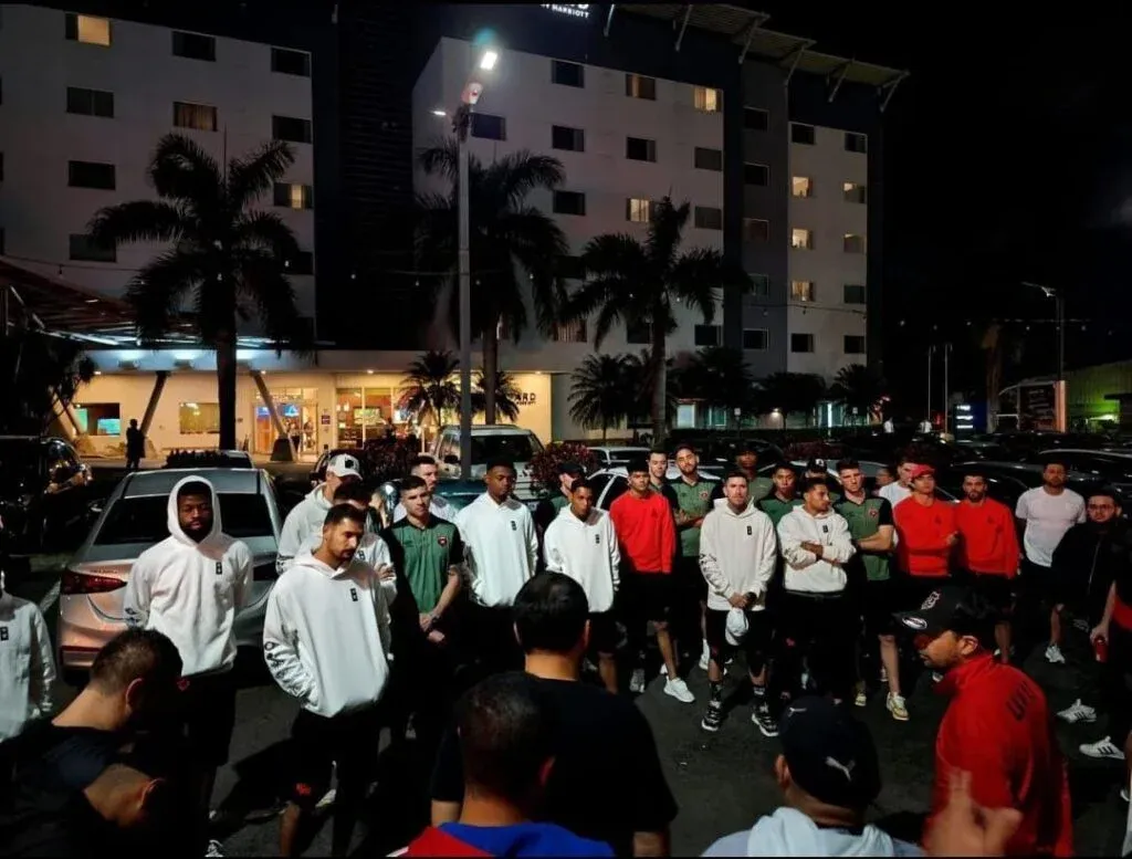Los jugadores de Alajuelense de un lado y la Barra del otro.