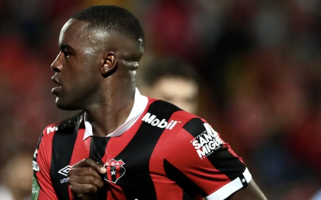 Joel Campbell y un guiño para Alajuelense.
