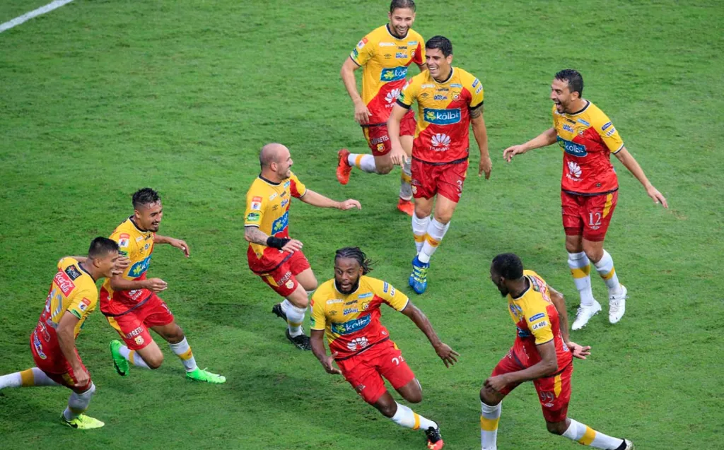 Jairo Arrieta y “Mambo” Núñez firmaron el triunfo 2-0 en Tibás que, sumado al 3-0 de la ida, le dio la 26 a Herediano. (Foto: La Nación)