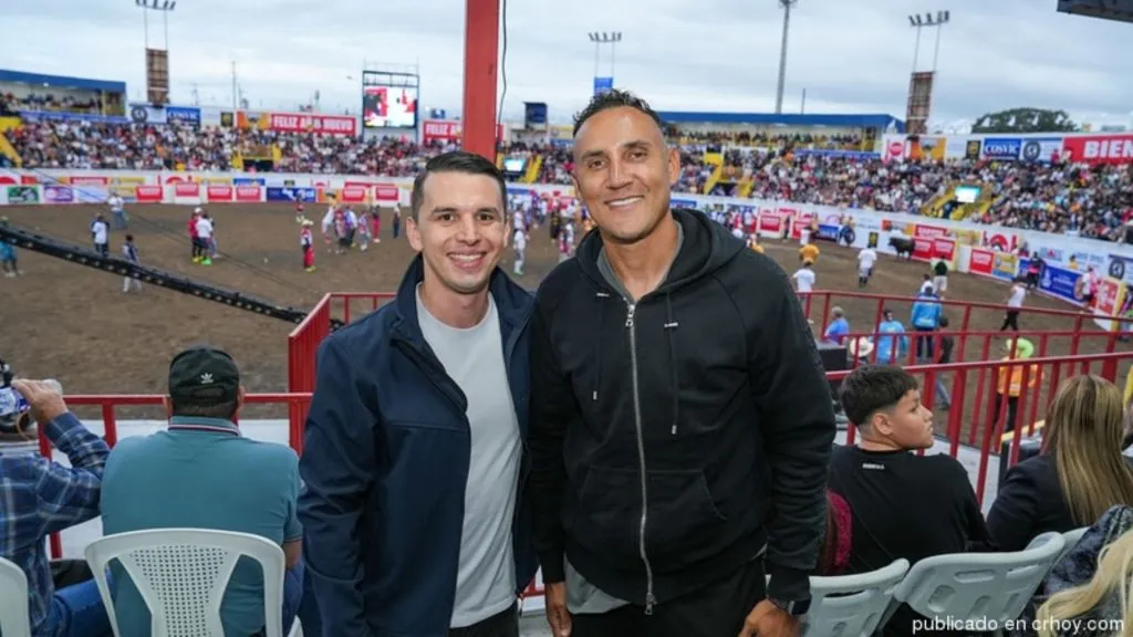 Keylor Navas se fotografío con el alcalde de San José.