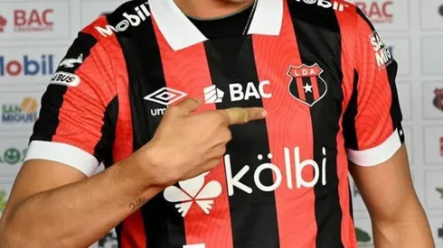 Alajuelense lo dejó libre y ahora tiene ofertas de varios países