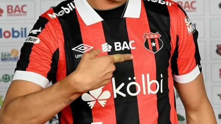 Alajuelense lo dejó libre y ahora tiene ofertas de varios países