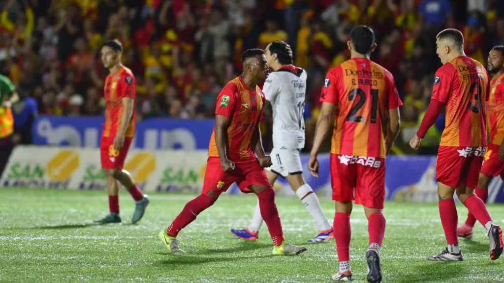 Un Herediano bravío, con personalidad y buen juego, le ganó con merecimiento el primer capítulo de la finalísima a Alajuelense. (Foto: La Nación)