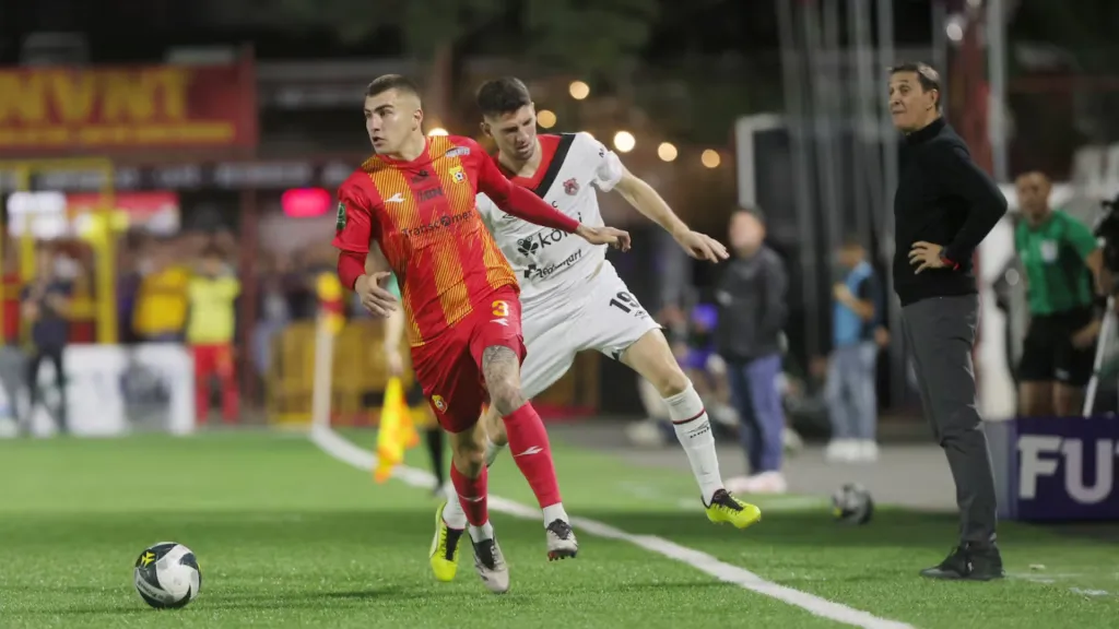 Fernán Faerron traslada la bola tras dejar en el camino a Alberto Toril. (Foto: John Durán / La Nación)
