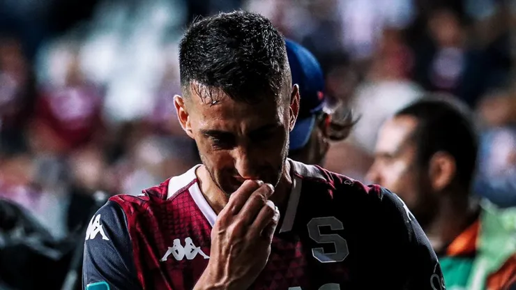 Mariano Torres sacude a Saprissa.
