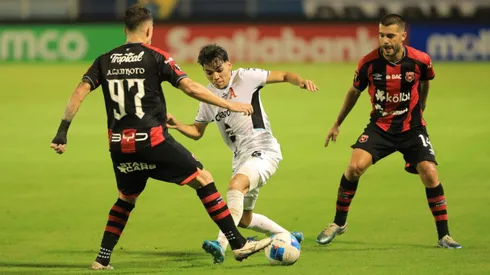 Alianza tomaría una fuerte decisión que afecta a Leonardo Menjívar y Alajuelense.