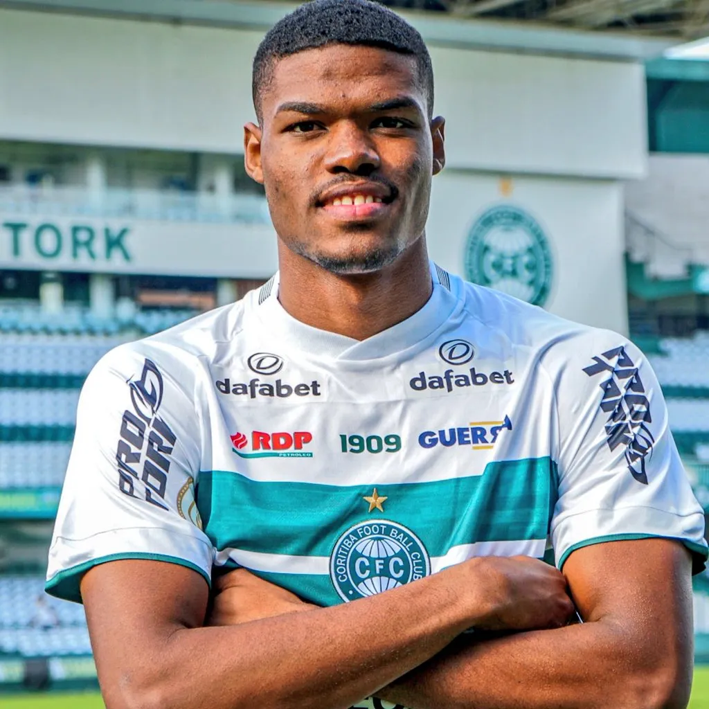 Kevin Berkeley con la camisa de Coritiba.