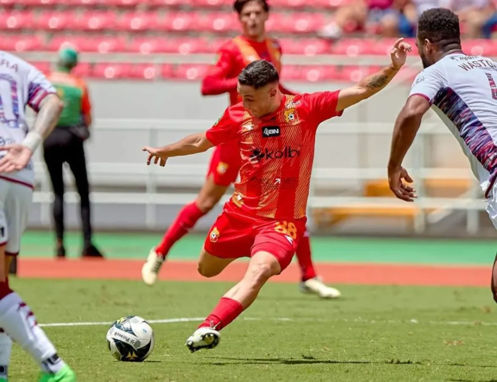 Ariel Arauz fue una grata sorpresa en la final de la Supercopa contra Saprissa. (Foto: CSH)