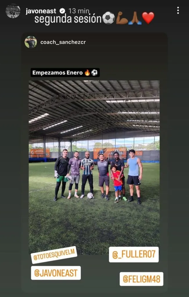 Javon East posando junto a su nuevo equipo. (Instagram)