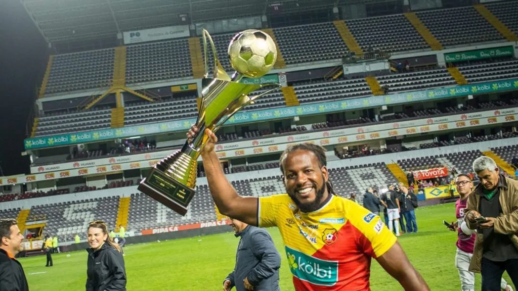 Mambo Núñez formó parte de la delegación florense que levantó el trofeo en el Apertura 2024 (CS Herediano).