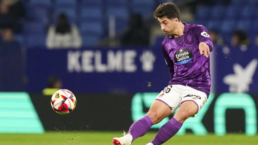 Kervin Arriaga le ganó la pulseada a César de la Hoz. (Foto: Real Valladolid)