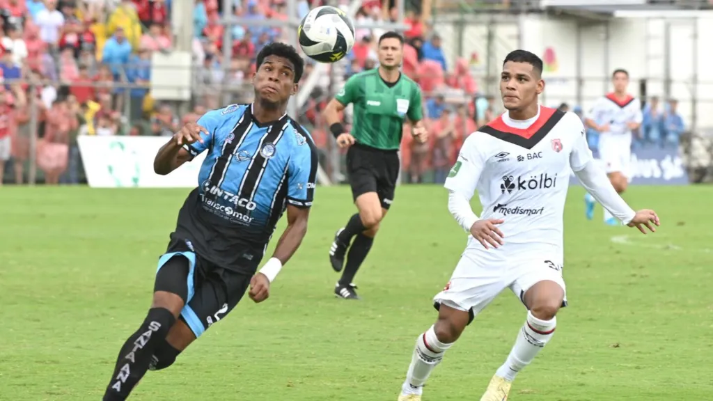 Samir Taylor, hoy en Saprissa, traslada la bola ante la atenta marca de Creichel Pérez. (Foto: Albert Marín / La Teja)