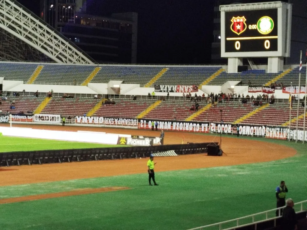 da de La hinchada de Alajuelense colgó sus mantas al revés (Ferlín Fuentes).