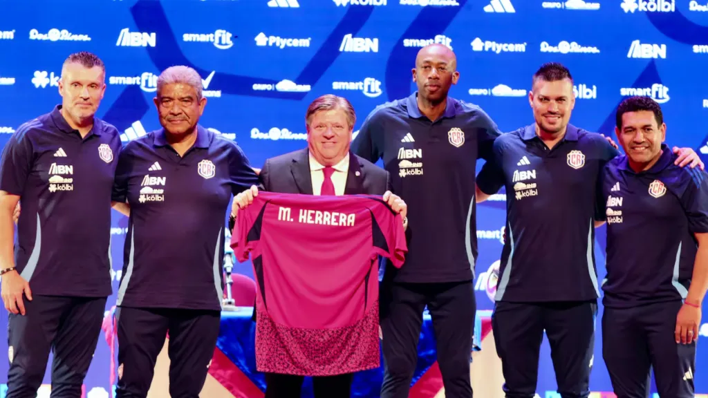 Miguel Herrera posando junto a su cuerpo técnico tras la presentación oficial de la Fedefútbol. (Foto: Alonso Tenorio / La Teja)