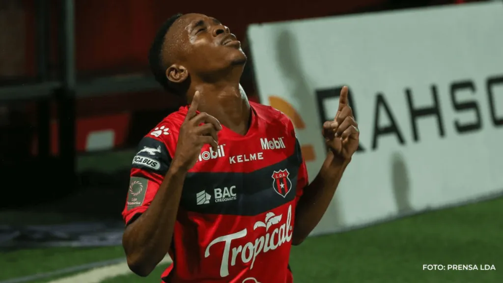 Félix, perjudicado porque el cupo de extranjeros estaba lleno, terminó marchándose de Alajuelense con 3 goles y 2 asistencias en 16 partidos. (Foto: LDA)
