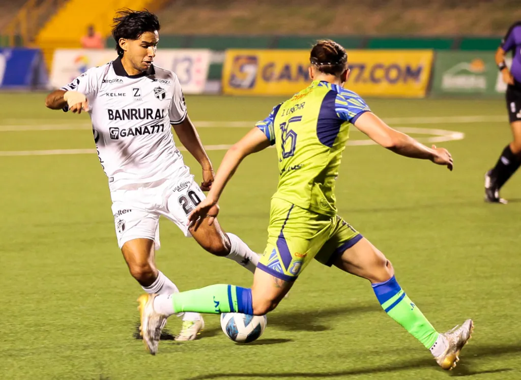 La última vez que se enfentaron, el 18 de septiembre, Mixco venció 2-1 a Comunicaciones. (Foto: Cremas)